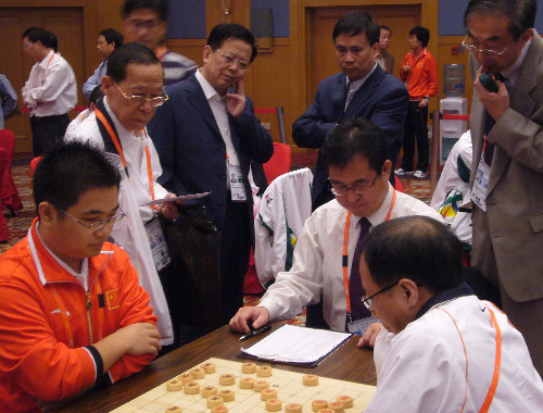 Jiang Chuan gegen Chiu Yu Kuen, beobachtet von Hu Ronghua und LÃ¼ Qin